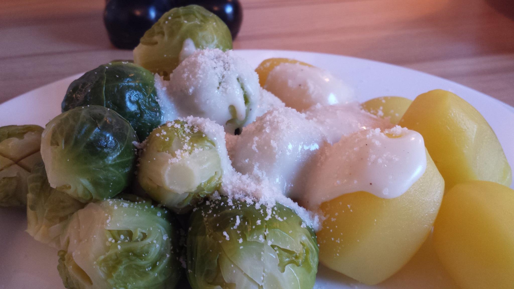 Rosenkohl mit Parmesan und Salzkartoffeln | Bines Thermi-Welt