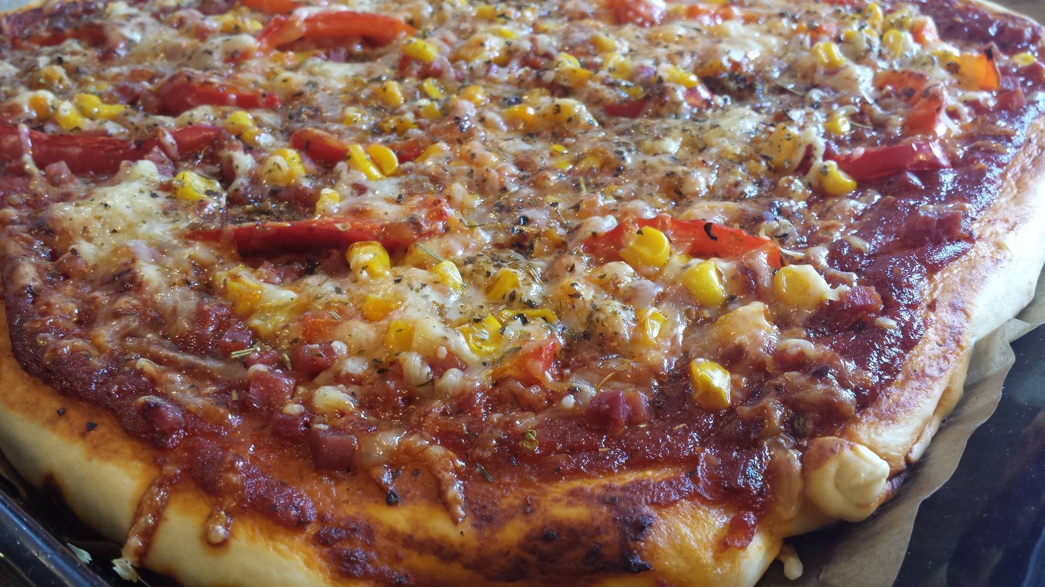 Pizza mit Schinkenwürfeln, Paprika und Mais | Bines Thermi-Welt