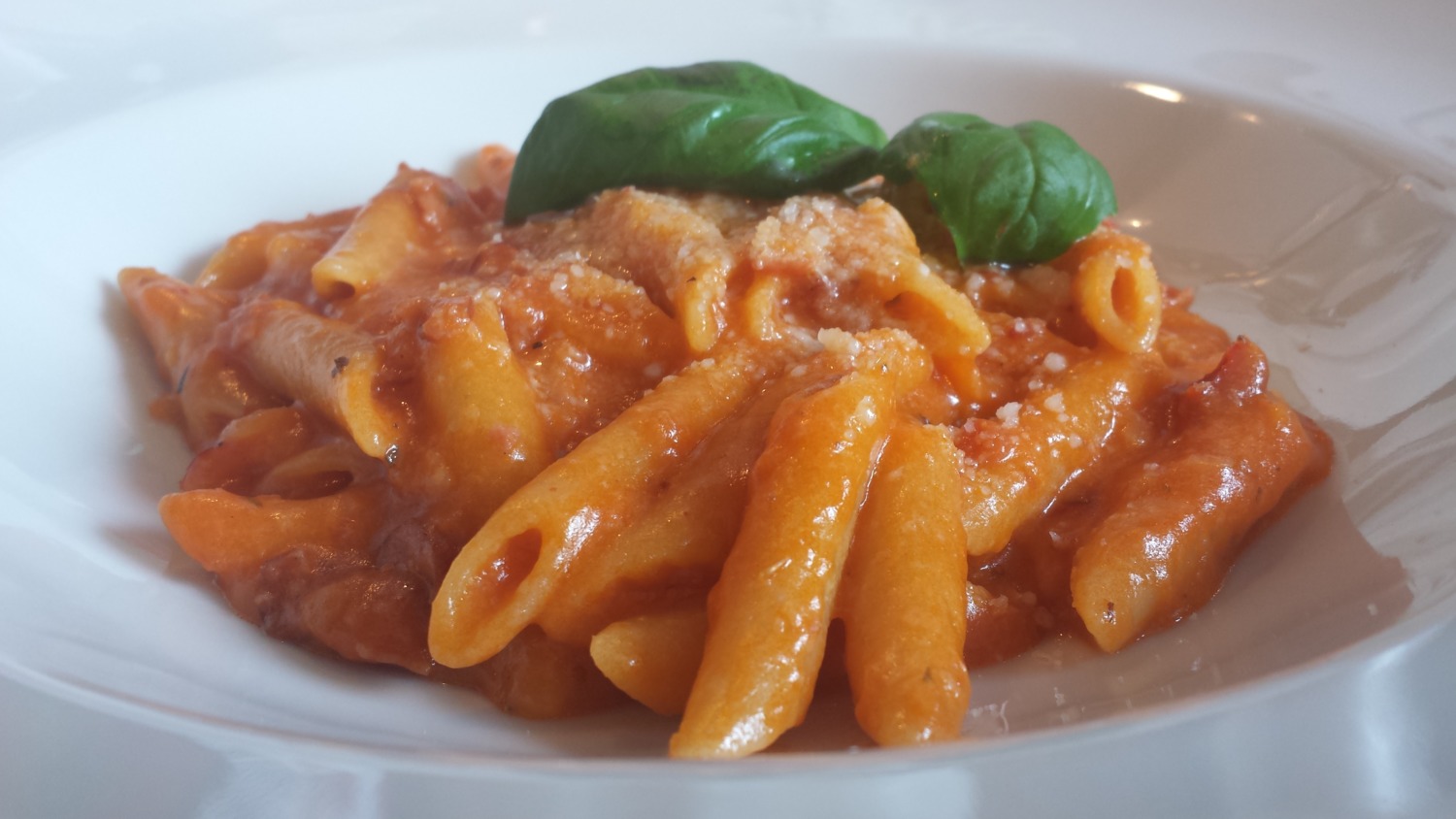 Penne Rigate mit Schinken und Cabanossi auf fruchtiger Tomatensoße ...