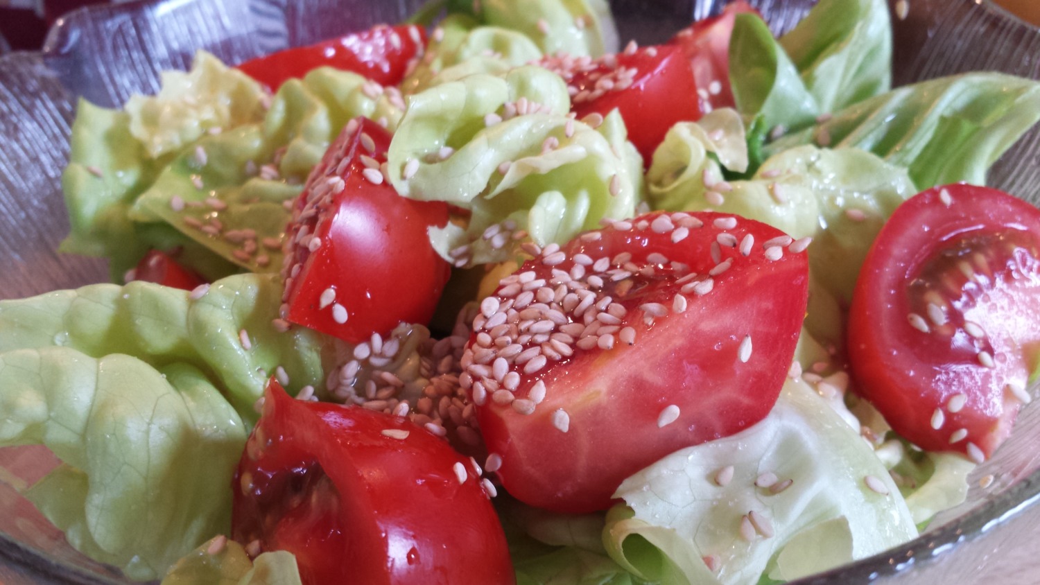 Grüner Salat mit Tomate und Asiadressing | Bines Thermi-Welt